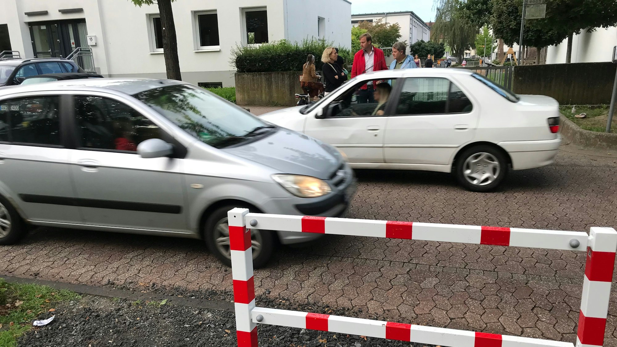 Situation der Schulwegsicherheit an der KGS Meckenheim: Die Barriere auf dem Schotterweg warnen die Fußgänger vor der Straße.