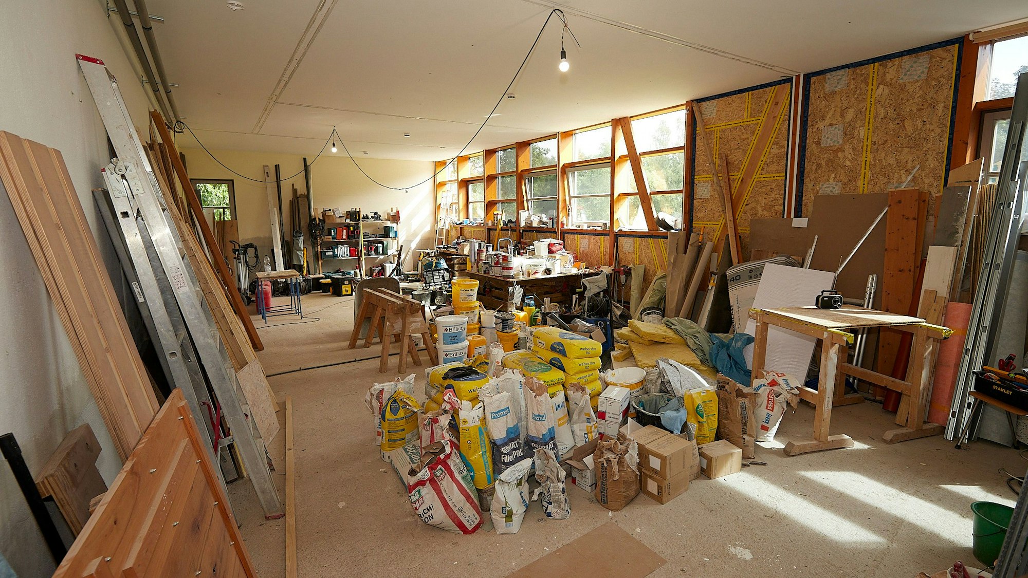 In einem Raum sind zahlreiche Baumaterialien gelagert.