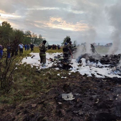 Das vom russischen Ermittlungskomitee veröffentlichte und von der chinesischen staatlichen Nachrichtenagentur XINHUA bereitgestelltes Foto soll die Absturzstelle eines Privatflugzeugs in der Region Twer zeigen. Der russische Söldnerführer Jewgeni Prigoschin ist nach Angaben seines Telegram-Kanals Grey Zone vom Mittwoch tot. Von offizieller Seite steht eine Bestätigung aus.