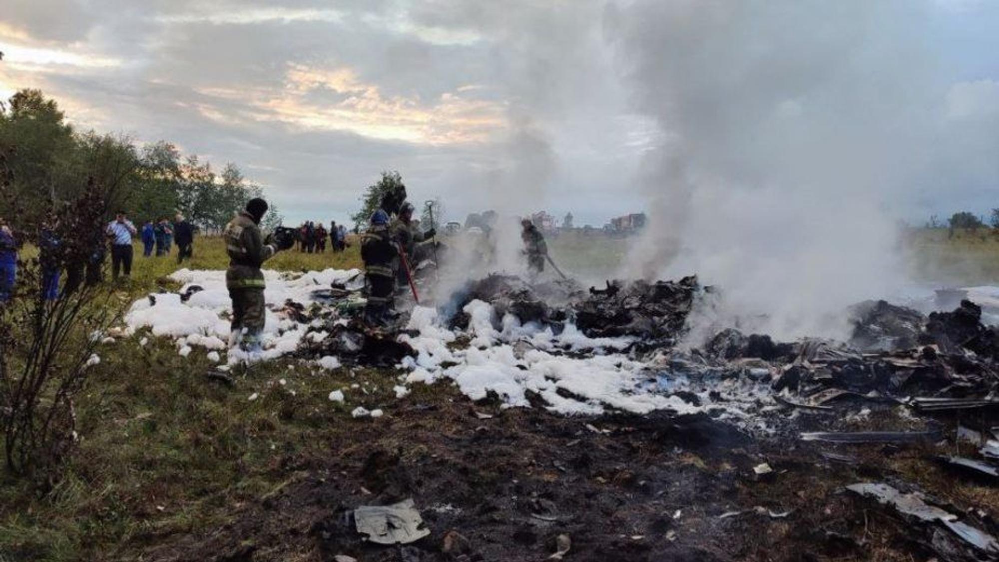 Das vom russischen Ermittlungskomitee veröffentlichte und von der chinesischen staatlichen Nachrichtenagentur XINHUA bereitgestelltes Foto soll die Absturzstelle eines Privatflugzeugs in der Region Twer zeigen. Der russische Söldnerführer Jewgeni Prigoschin ist nach Angaben seines Telegram-Kanals Grey Zone vom Mittwoch tot. Von offizieller Seite steht eine Bestätigung aus.