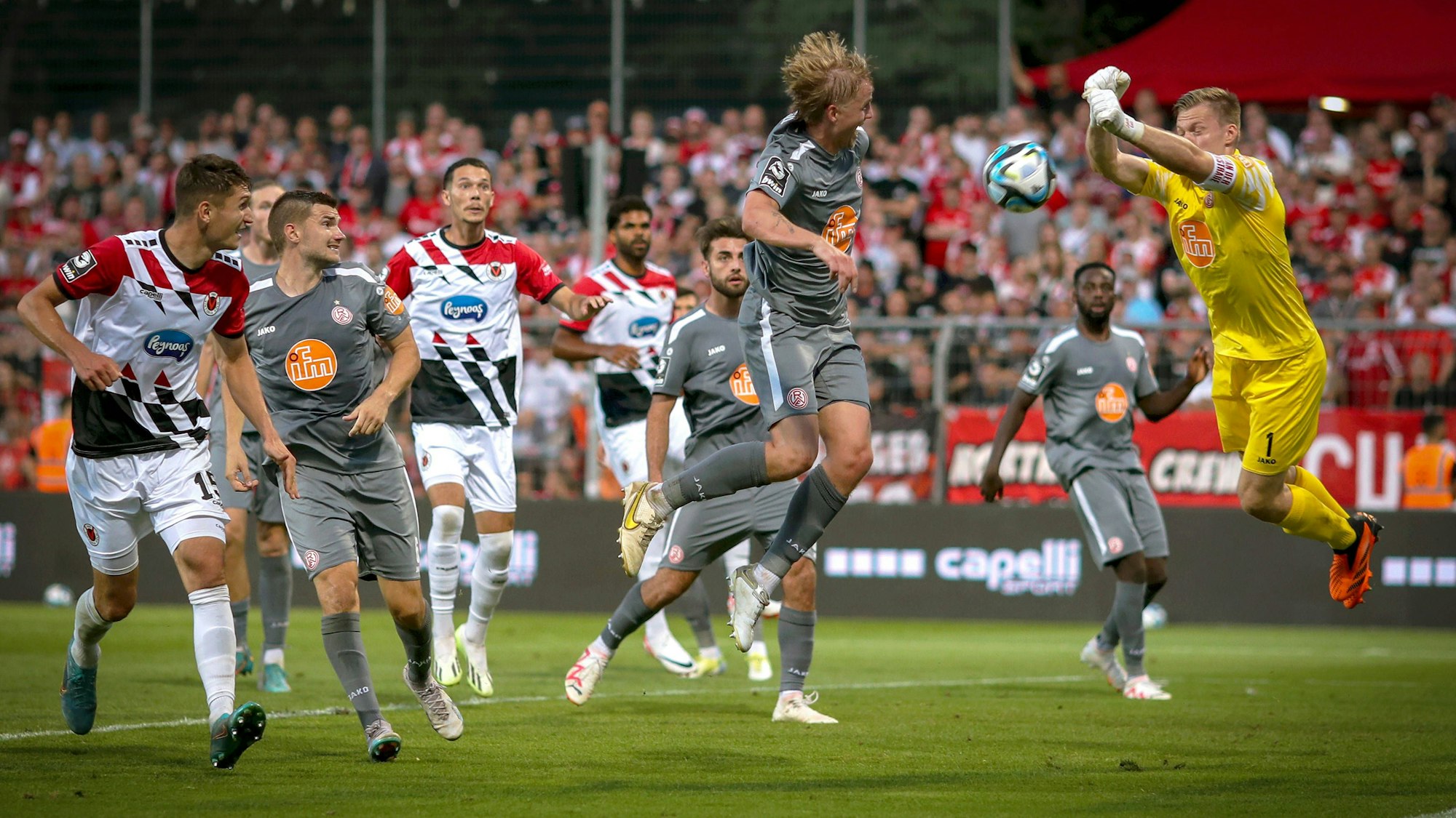 Sport Bilder des Tages 23.08.2023, Köln, Fußball, bwin 3. Liga Herren, Sportpark Höhenberg, 3. Spieltag, Saison 2023 2024, FC Viktoria Köln Rot-Weiss Essen: Torhüter Jakob Golz Rot-Weiss Essen verteidigt das Tor und Sichert den Ball. DFB regulations prohibit any use of photographs as image sequences and or quasi-video. Nordrhein-Westfalen Deutschland *** 23 08 2023, Cologne, soccer, bwin 3 Liga men, Sportpark Höhenberg, 3 matchday, season 2023 2024, FC Viktoria Köln Rot Weiss Essen goalkeeper Jakob Golz Rot Weiss Essen defends the goal and saves the ball DFB regulations prohibit any use of photographs as image sequences and or quasi video Nordrhein Westfalen Germany