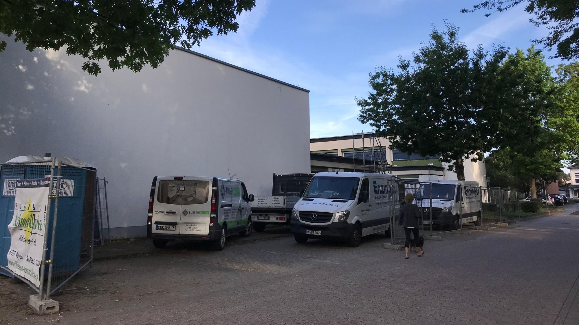 Situation der Schulwegsicherheit an der KGS Meckenheim: Wegen der Baustelle an der Turnhalle ist ein Teil des Gehweges gesperrt.