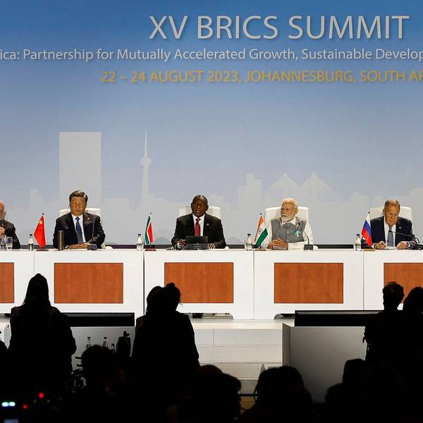 Brasiliens Präsident Luiz Inacio Lula da Silva, Chinas Präsident Xi Jinping, Südafrikas Präsident Cyril Ramaphosa, Indiens Premierminister Narendra Modi und Russlands Außenminister Sergej Lawrow (von links nach rechts) nehmen am 24. August 2023 am BRICS-Gipfel im Sandton Convention Centre in Johannesburg teil.