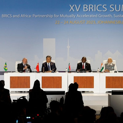 Brasiliens Präsident Luiz Inacio Lula da Silva, Chinas Präsident Xi Jinping, Südafrikas Präsident Cyril Ramaphosa, Indiens Premierminister Narendra Modi und Russlands Außenminister Sergej Lawrow (von links nach rechts) nehmen am 24. August 2023 am BRICS-Gipfel im Sandton Convention Centre in Johannesburg teil.