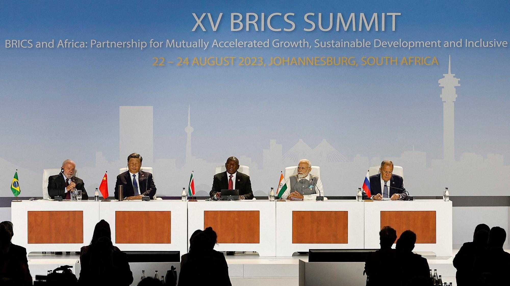 Brasiliens Präsident Luiz Inacio Lula da Silva, Chinas Präsident Xi Jinping, Südafrikas Präsident Cyril Ramaphosa, Indiens Premierminister Narendra Modi und Russlands Außenminister Sergej Lawrow (von links nach rechts) nehmen am 24. August 2023 am BRICS-Gipfel im Sandton Convention Centre in Johannesburg teil.