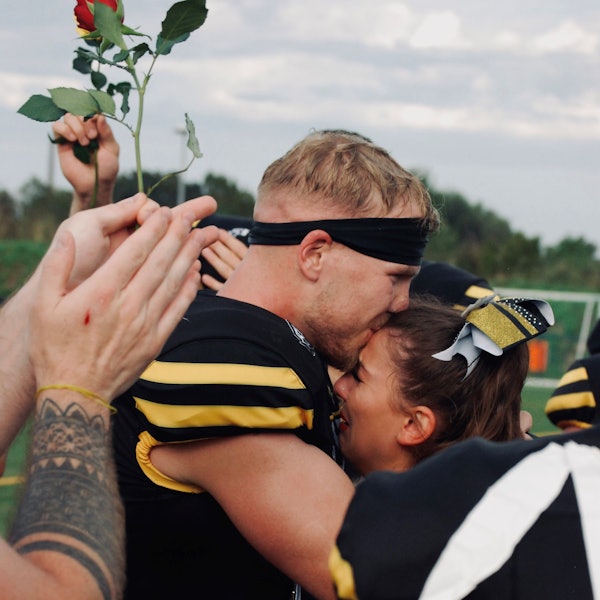 Das Bild zeigt Robin Skorwider, wie er seine Freundin Mariana Asenova auf die Stirn küsst.
