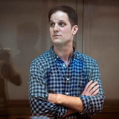 Evan Gershkovich steht in einem Gerichtssaal in Moskau.