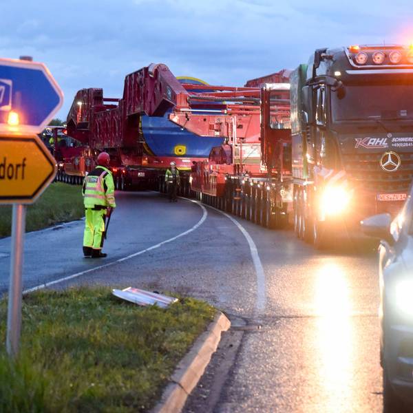 Ein Lkw fährt über eine Landstraße.