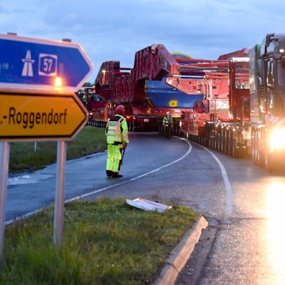 Ein Lkw fährt über eine Landstraße.