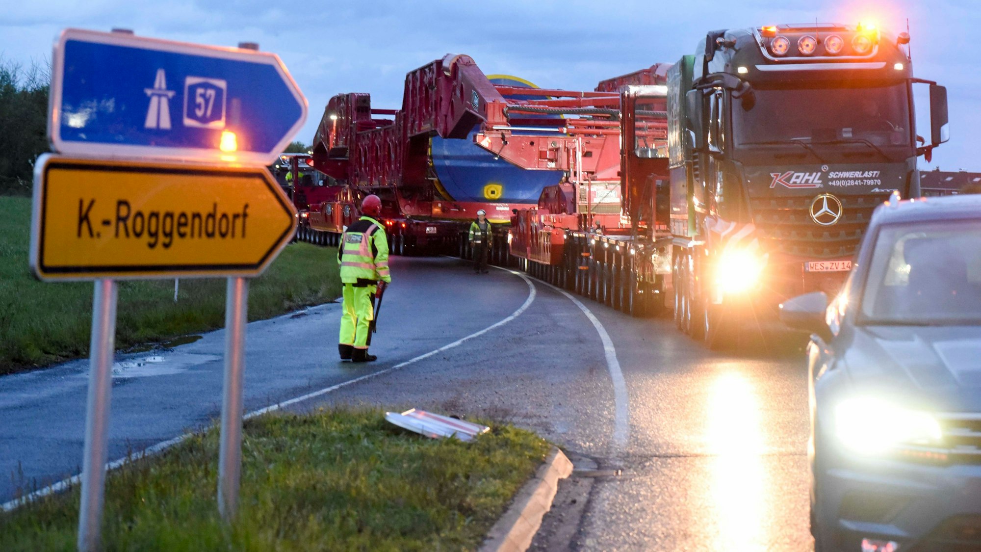 Ein Lkw fährt über eine Landstraße.