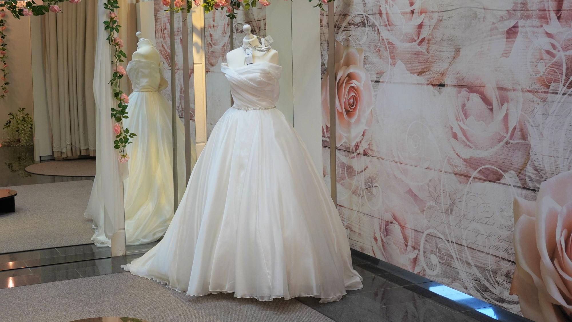 Das Bild zeigt ein Brautkleid im Laden von Maritta Emser.