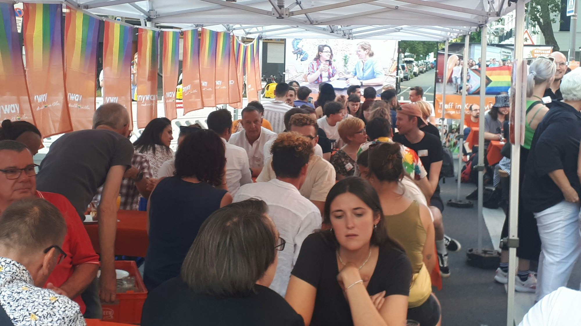 Auf der Kamekestraße war eine kleine Festmeile mit Zelten und Biertischen aufgebaut.