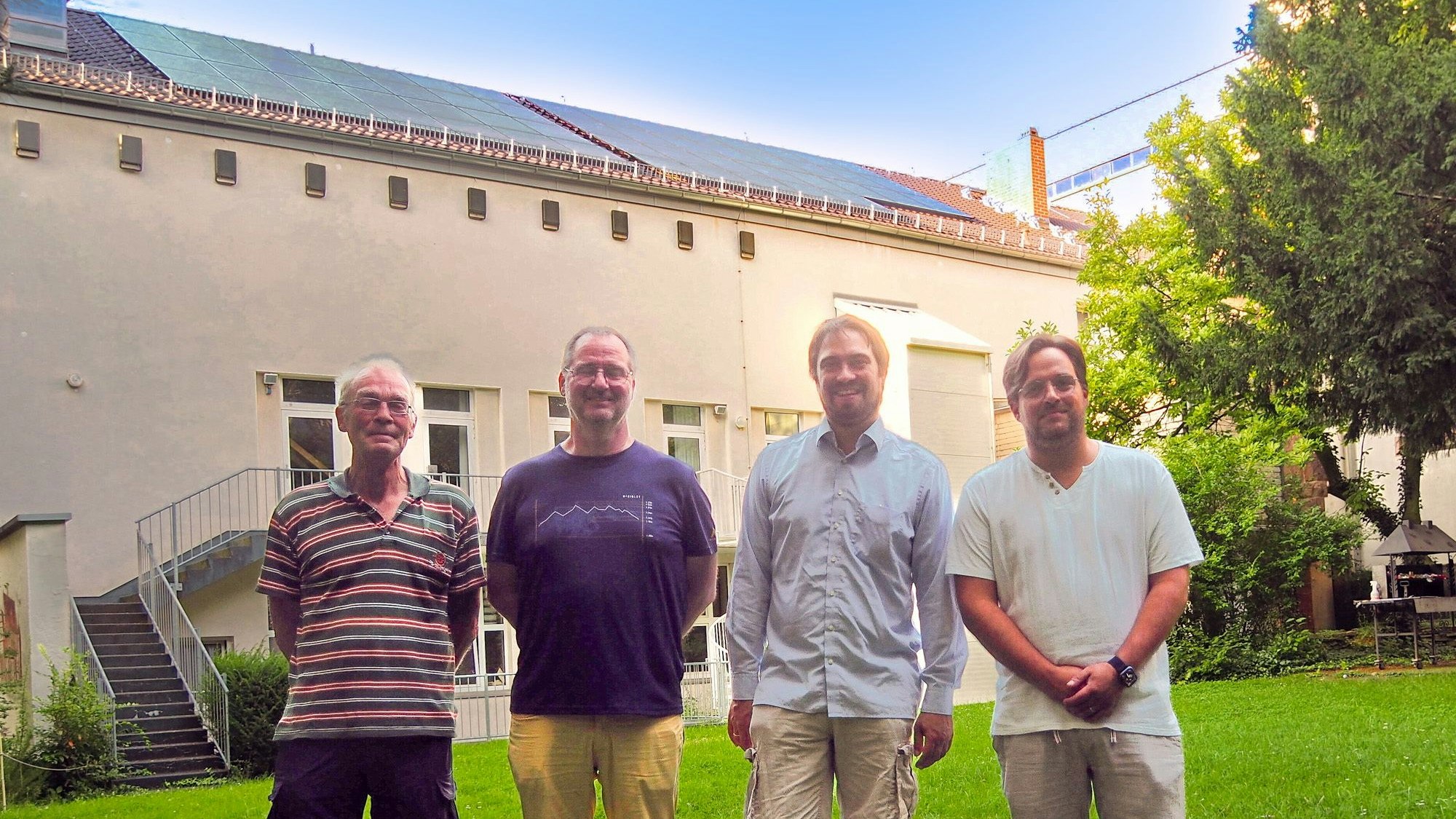Die Kirchenvorstände Bodo Schmitt (v.l.), Christoph Schykowski, Christan Remmert und Patrick Mittler vor der neuen Anlage.