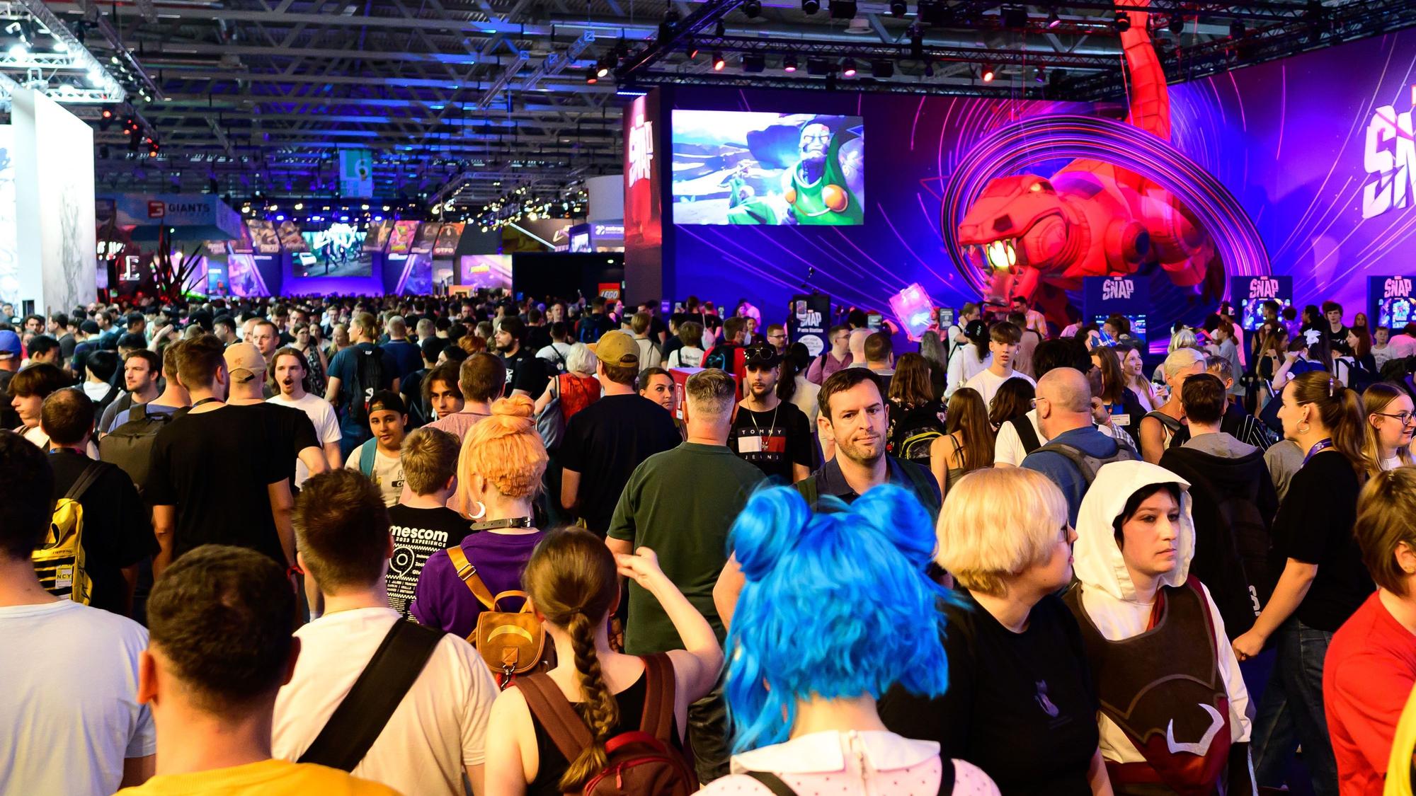 Eine Messehalle der Gamescom ist prall gefüllt.