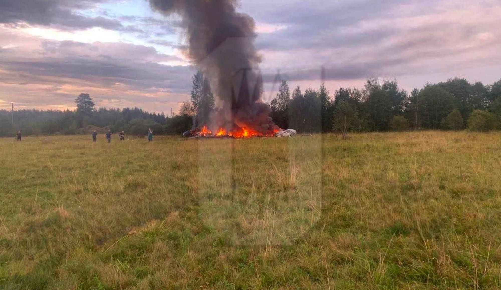 dpatopbilder - HANDOUT - 23.08.2023, Russland, Kuschenkino: Dieses Bild aus einem von Ostoroschno Nowosti veröffentlichten Video zeigt die Absturzstelle eines Privatjets in der Nähe des Dorfes Kuschenkino in der Region Twer. Der russische Söldnerführer Prigoschin soll zwei Monate nach seiner rätselhaften Meuterei beim Absturz eines Flugzeugs in Russland getötet worden sein. Foto: -/Ostorozhno Novosti/AP/dpa - ACHTUNG: Nur zur redaktionellen Verwendung im Zusammenhang mit der aktuellen Berichterstattung innerhalb der nächsten 14 Tage und nur mit vollständiger Nennung des vorstehenden Credits +++ dpa-Bildfunk +++