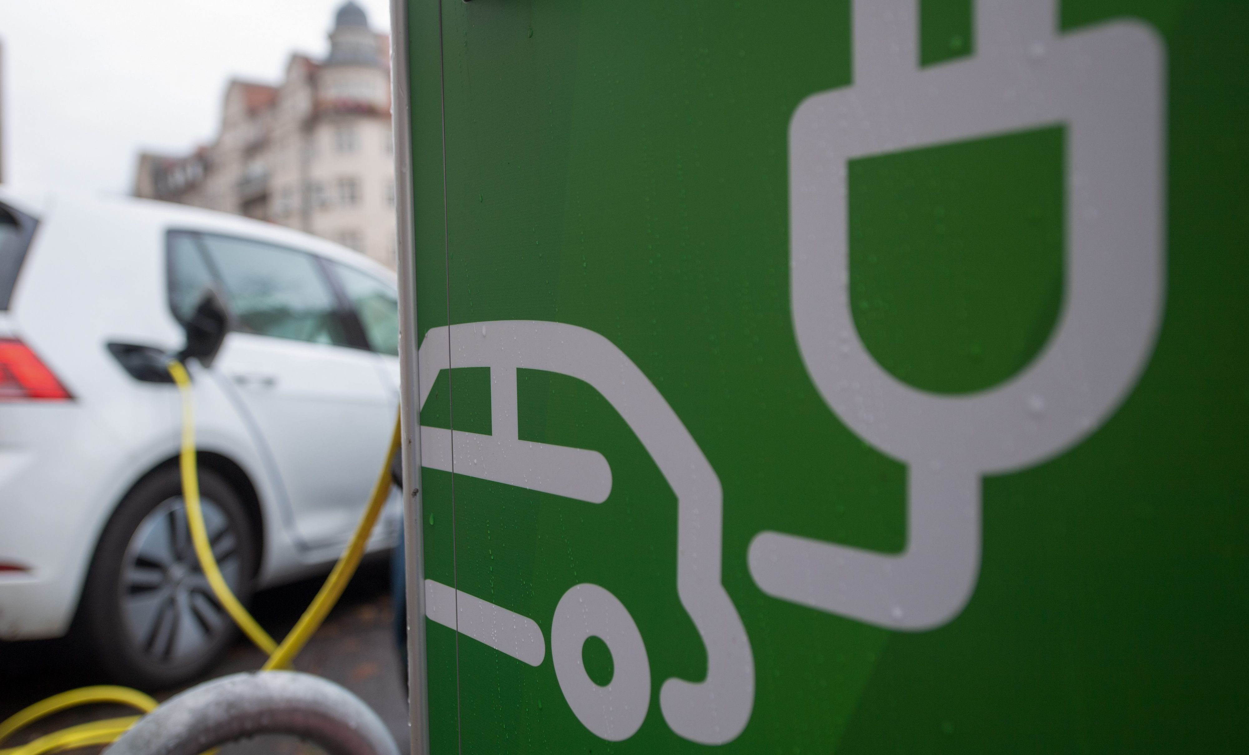 Ein Elektroauto wird an einer Ladesäule aufgeladen