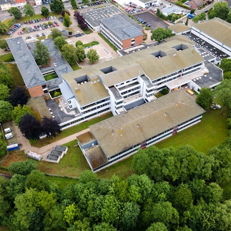 Das Bild zeigt das Thomas-Eßer-Berufskolleg in Euskirchen aus der Luft.