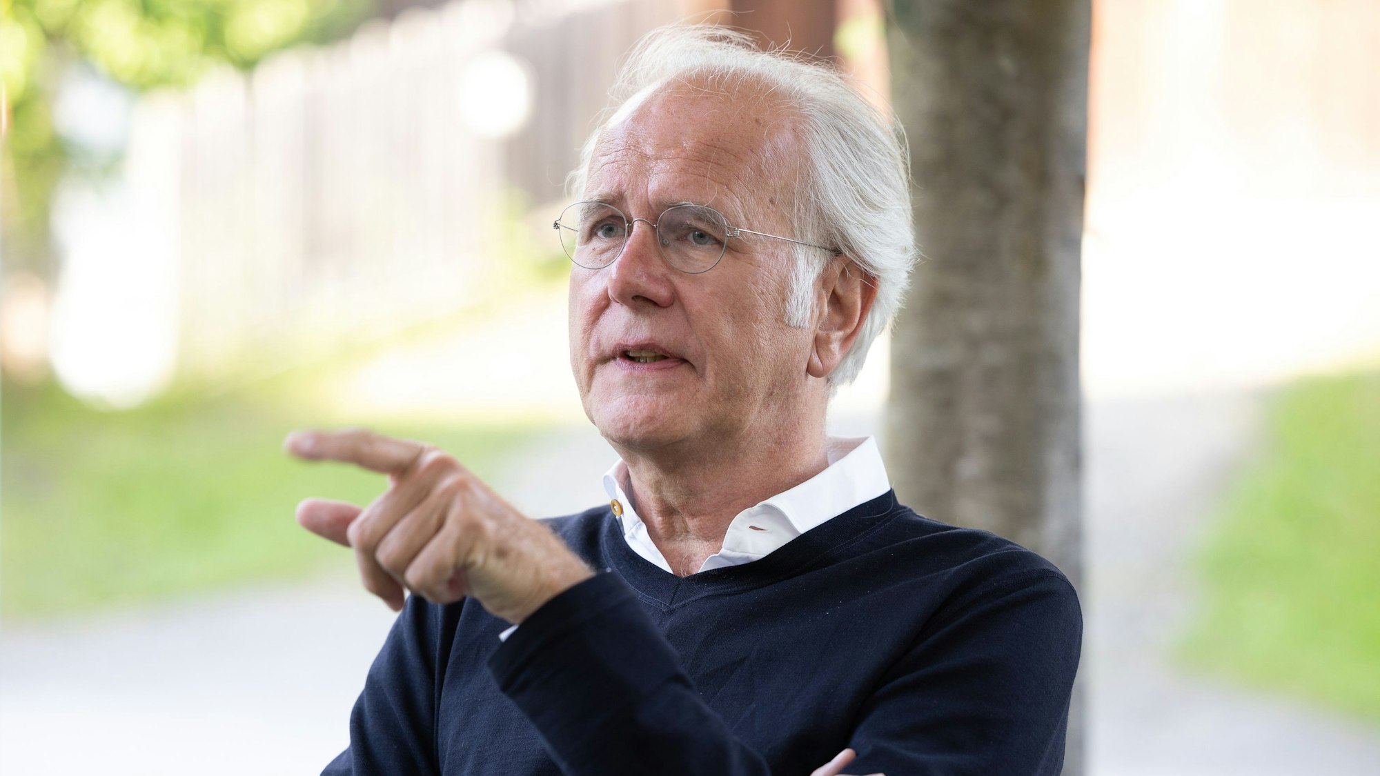 Der Moderator Harald Schmidt gestikuliert während des Gesprächs.