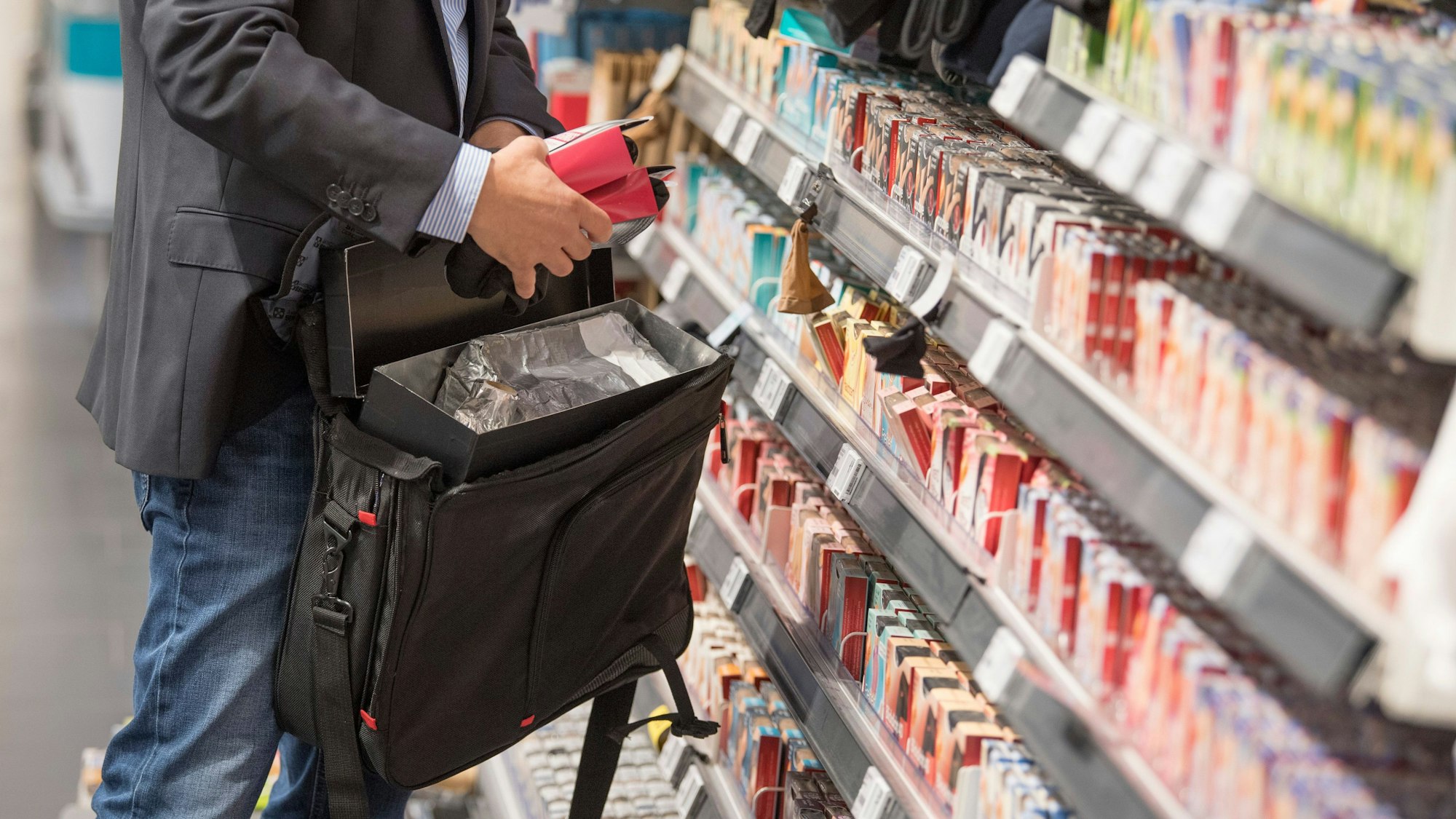 Ein Detektiv einer Sicherheitsfirma, demonstriert in einem Geschäft, wie Ladendiebe mit Hilfe eines präparierten Koffers Sicherungsetiketten an der Ware überlisten und Diebstähle begehen.