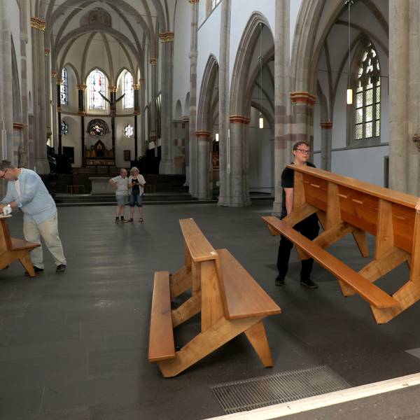 Mitglieder der Gemeinde räumen die Kirchenbänke aus St. Severin.