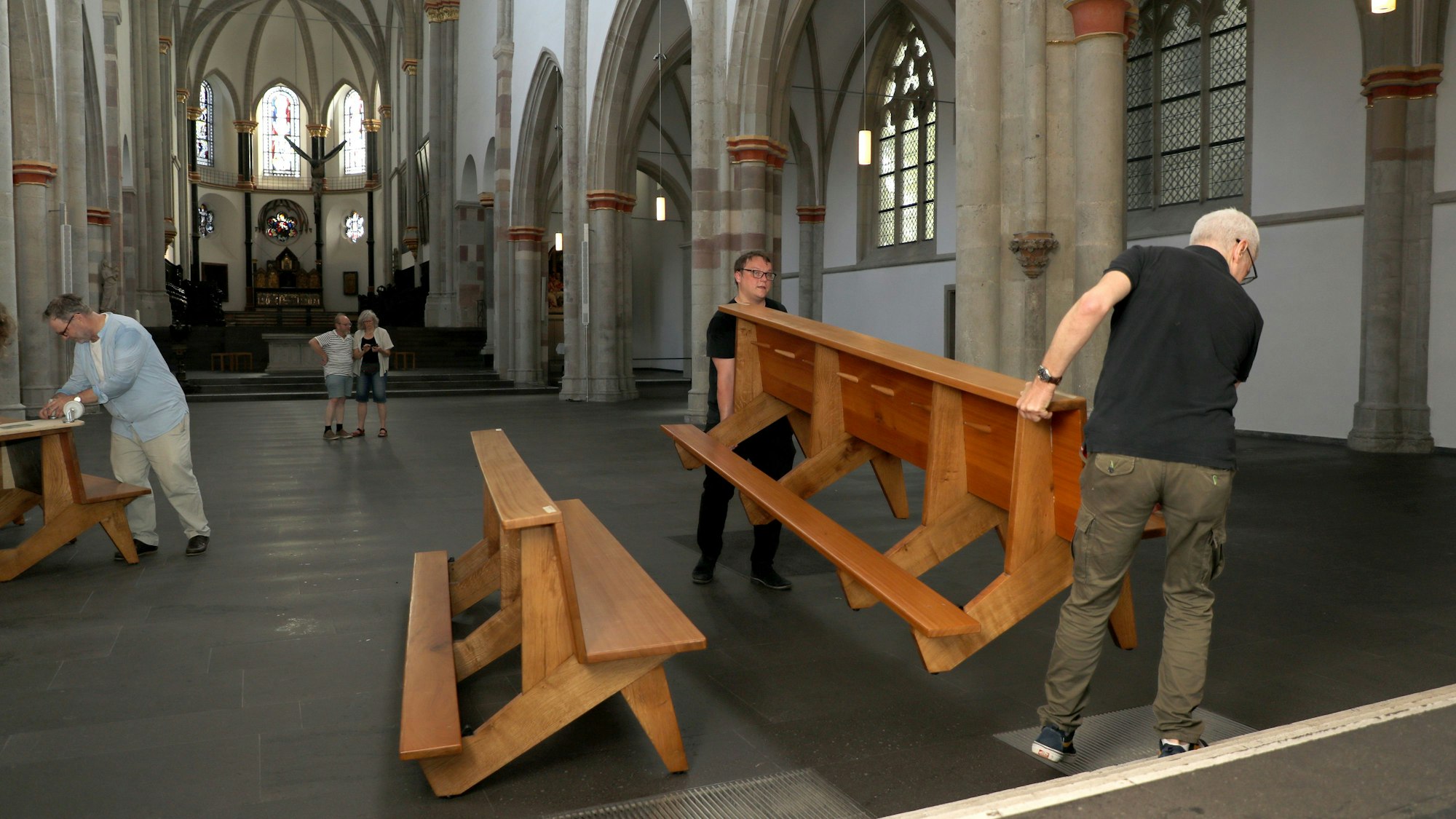 Mitglieder der Gemeinde räumen die Kirchenbänke aus St. Severin.