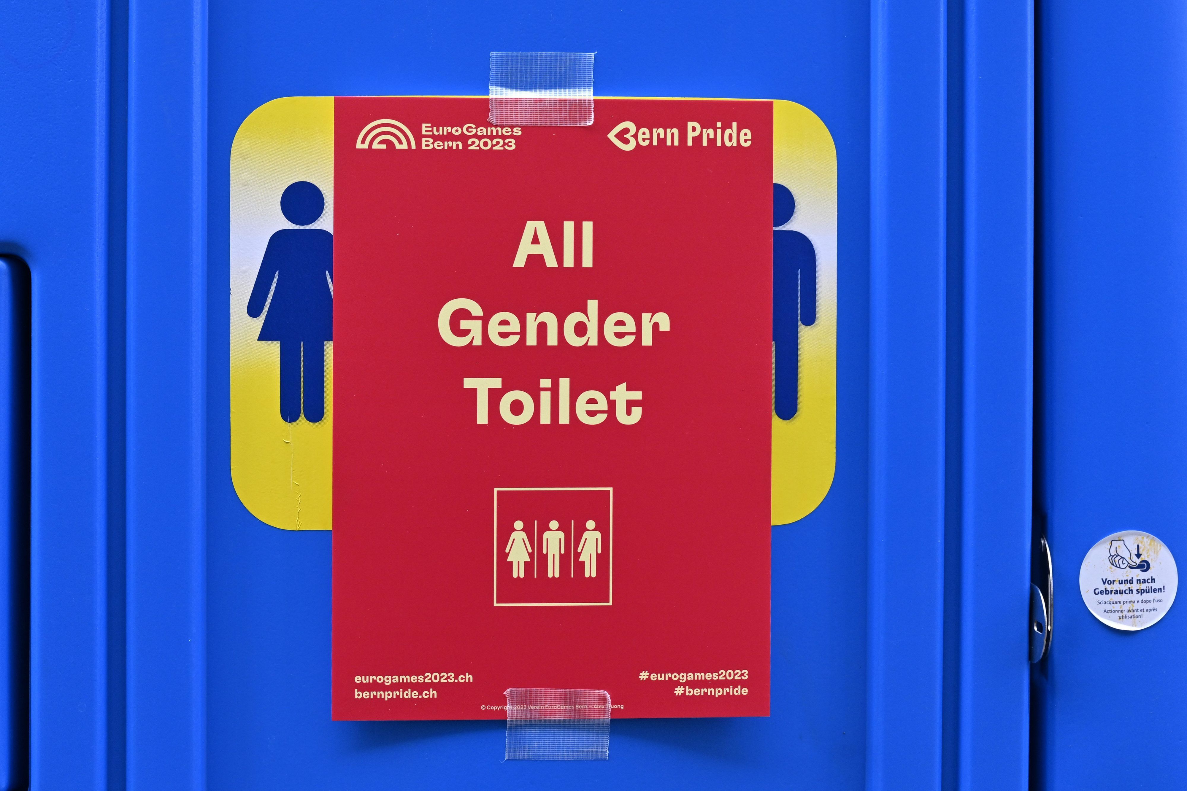 Toiletten mit der All Gender Bezeichnung bei der Pride Kundgebung.