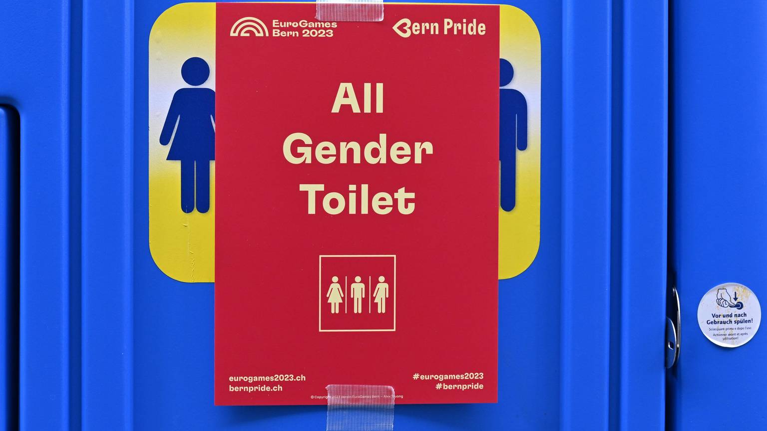 Toiletten mit der All Gender Bezeichnung bei der Pride Kundgebung.