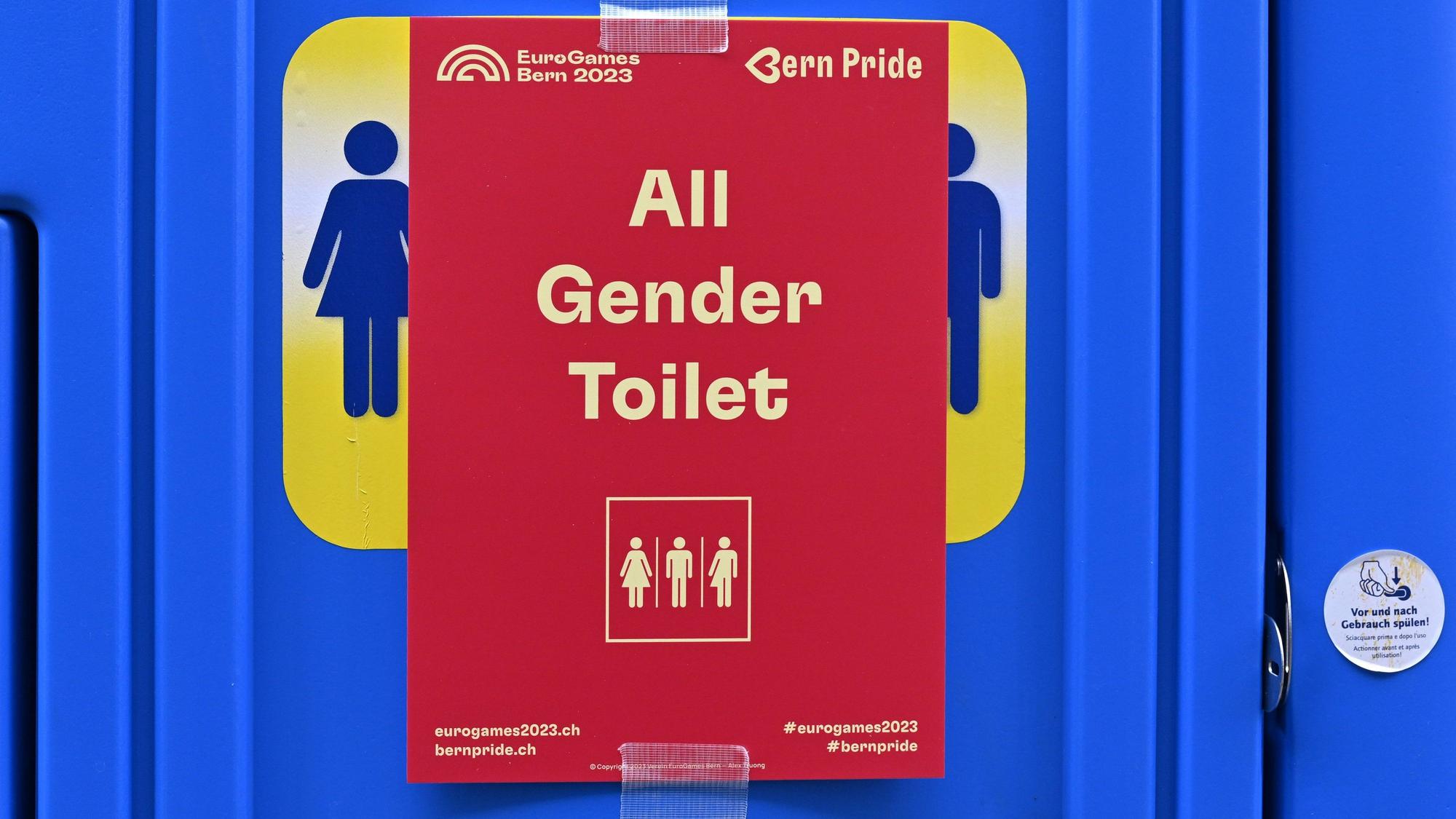 Toiletten mit der All Gender Bezeichnung bei der Pride Kundgebung.