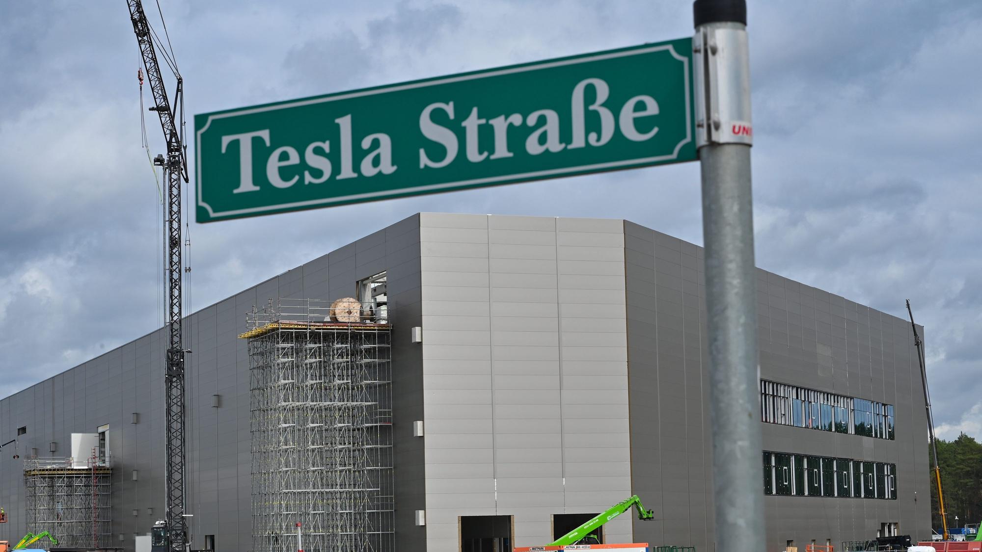 ARCHIV - 15.09.2022, Brandenburg, Grünheide: Die Baustelle des Gebäudes der Batteriefabrik der Tesla Gigafactory Berlin Brandenburg. (zu dpa: «Tesla soll Pläne für erweiterte Batteriefabrik ändern») Foto: Patrick Pleul/dpa +++ dpa-Bildfunk +++