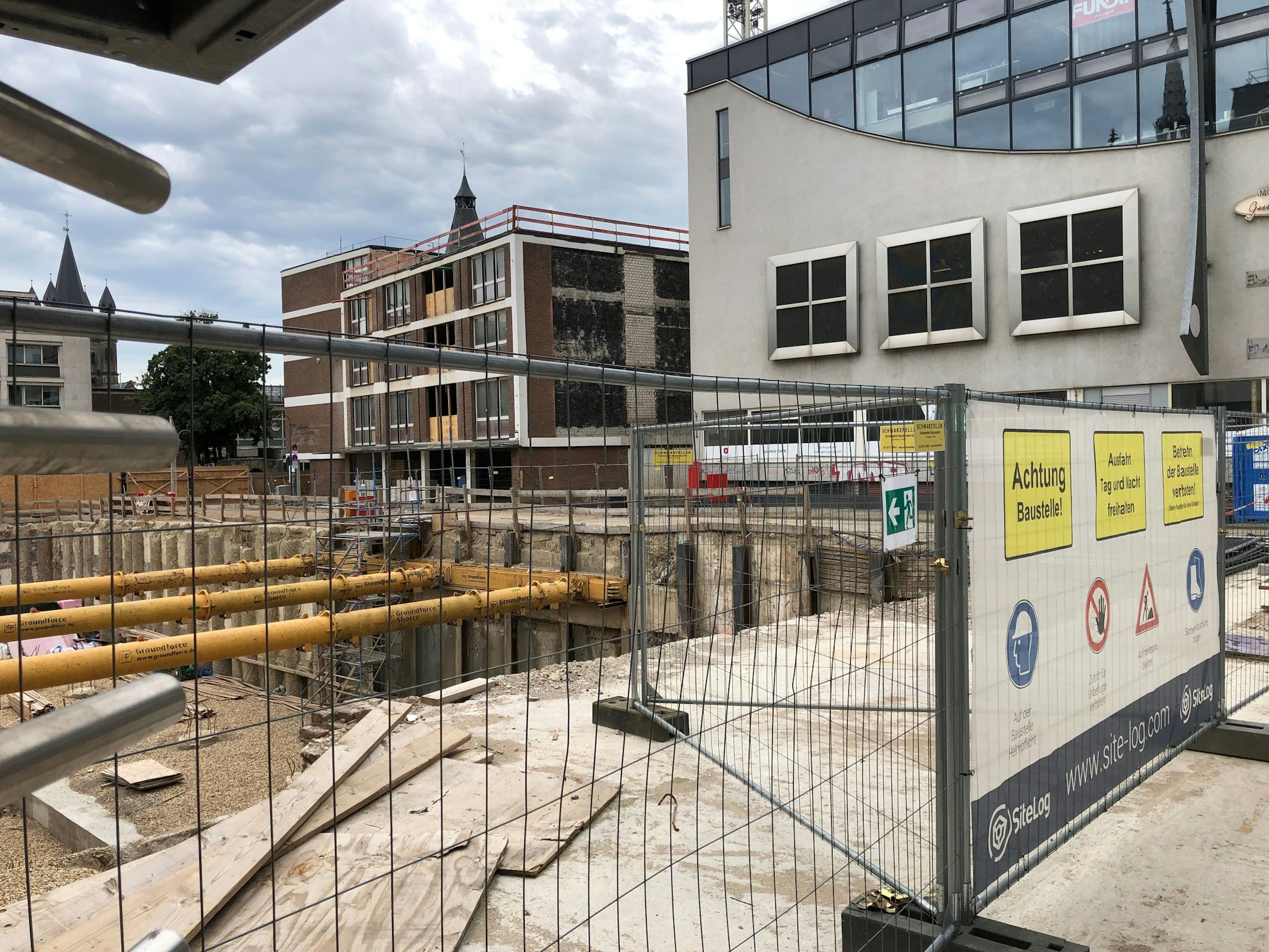 Die verwaiste Baustelle des Laurenz Carré am Kölner Dom.