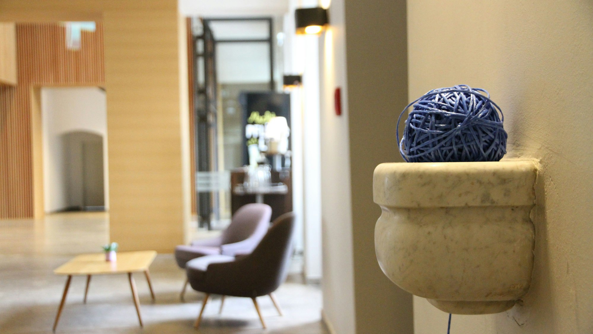 In einem Wandbecken im KSI liegt ein blaues Knäuel aus Kunststoffschnur