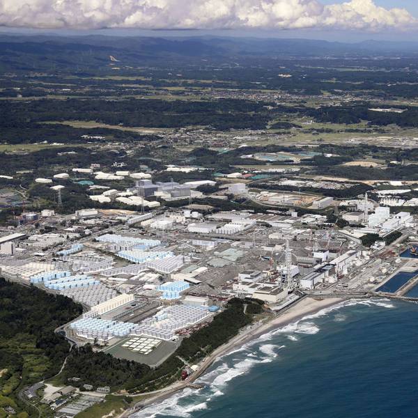 Diese Luftaufnahme zeigt die Tanks im Vordergrund, die die behandelten radioaktiven Abwässer des Kernkraftwerks Fukushima Daiichi in Fukushima, Nordjapan, am 22. August 2023 enthalten.