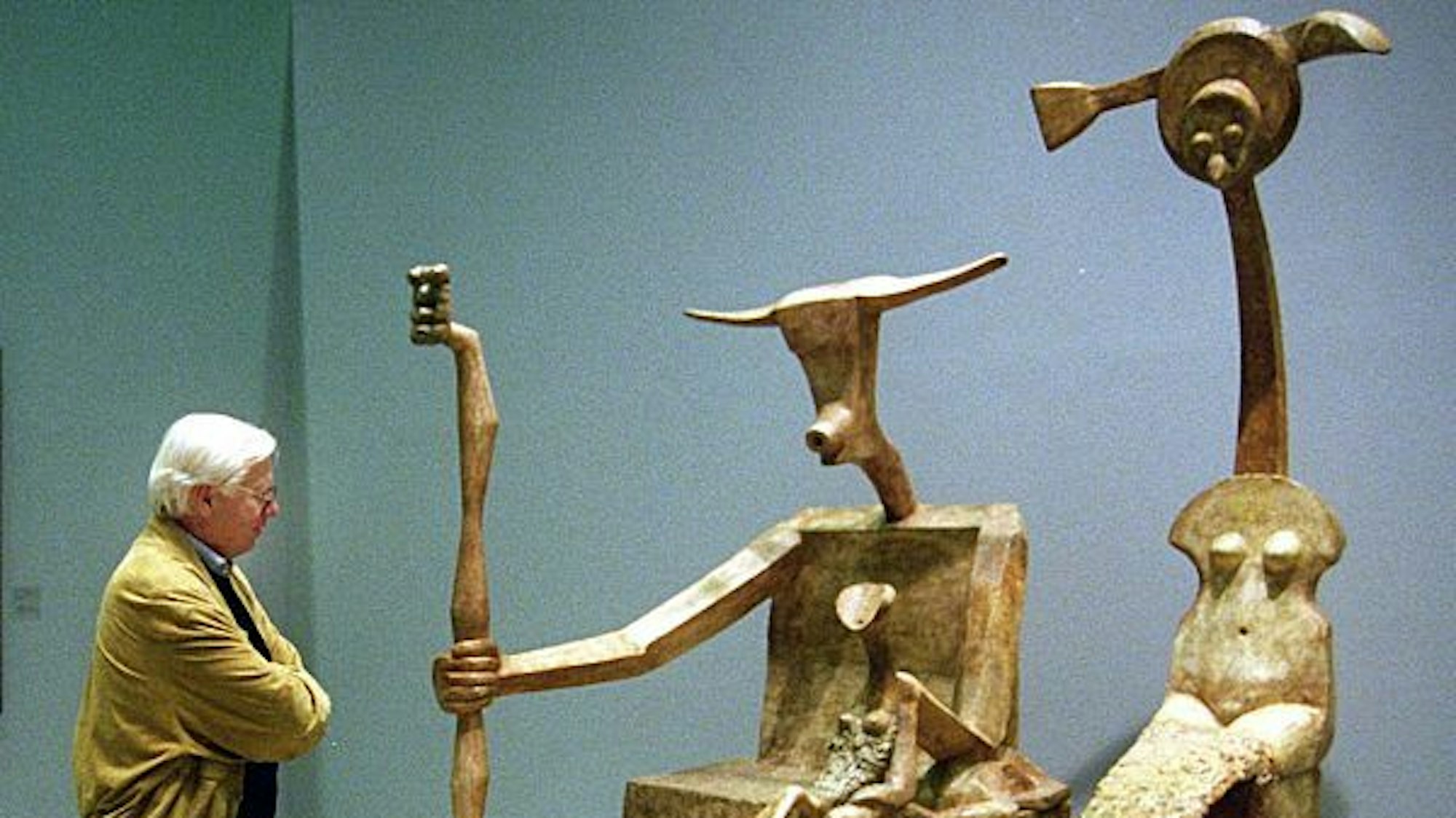 Ein Ausstellungsbesucher betrachtet am Mittwoch in der Neuen Nationalgalerie in Berlin die Plastik "Capricorne" (1948) von Max Ernst.