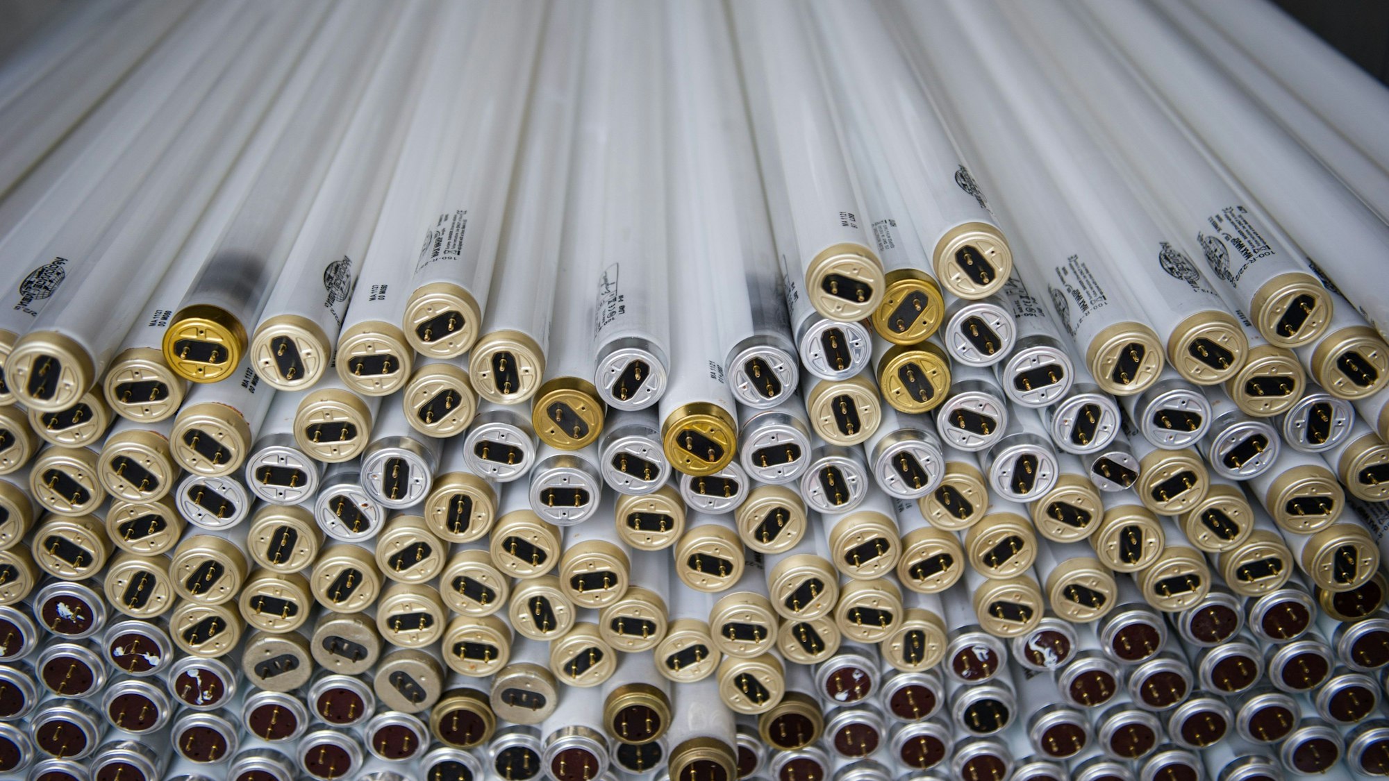 Ausrangierte Leuchtstoffröhren liegen auf dem Recyclinghof Bahrenfeld.