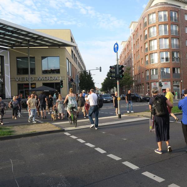 Die Teilnehmer überqueren die Straße.