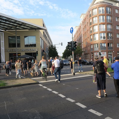 Die Teilnehmer überqueren die Straße.