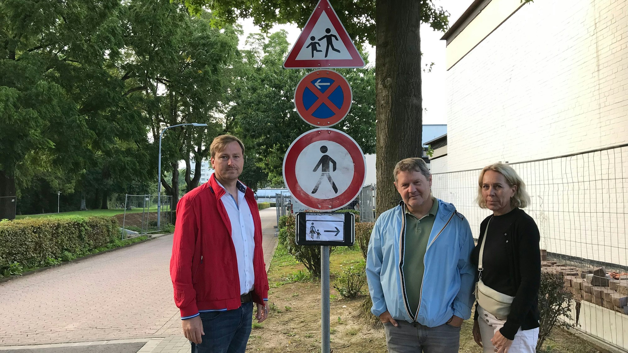 Situation der Schulwegsicherheit an der KGS Meckenheim: Stefan Pohl, Schulleiterin Corinna Stühm und Schulpflegschaftsvorsitzender Thomas Wiktorin (v.l.) vor den Hinweisschildern.