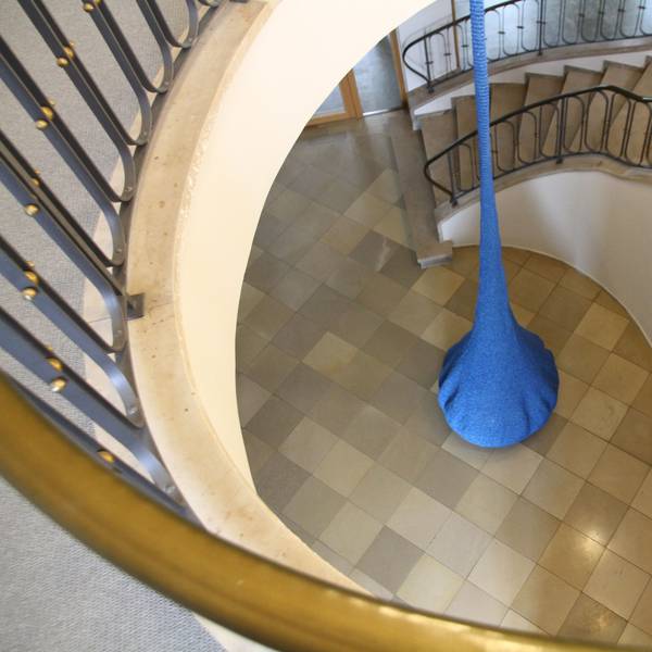 Ein tropfenförmiges blaues Kunstprojekt hängt in einem Treppenhaus des Katholisch-Sozialen Instituts (KSI) in Siegburg