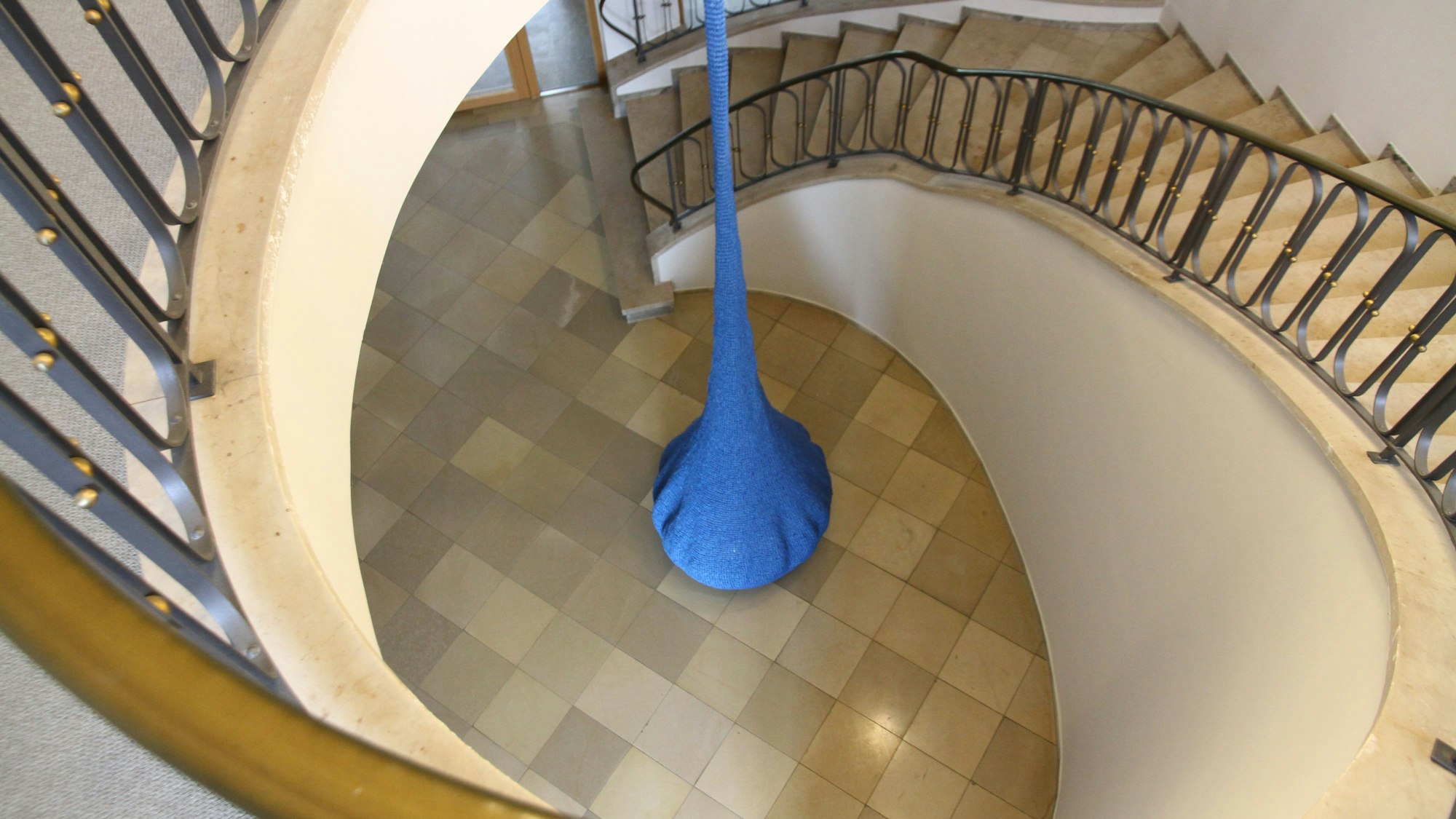 Ein tropfenförmiges blaues Kunstprojekt hängt in einem Treppenhaus des Katholisch-Sozialen Instituts (KSI) in Siegburg