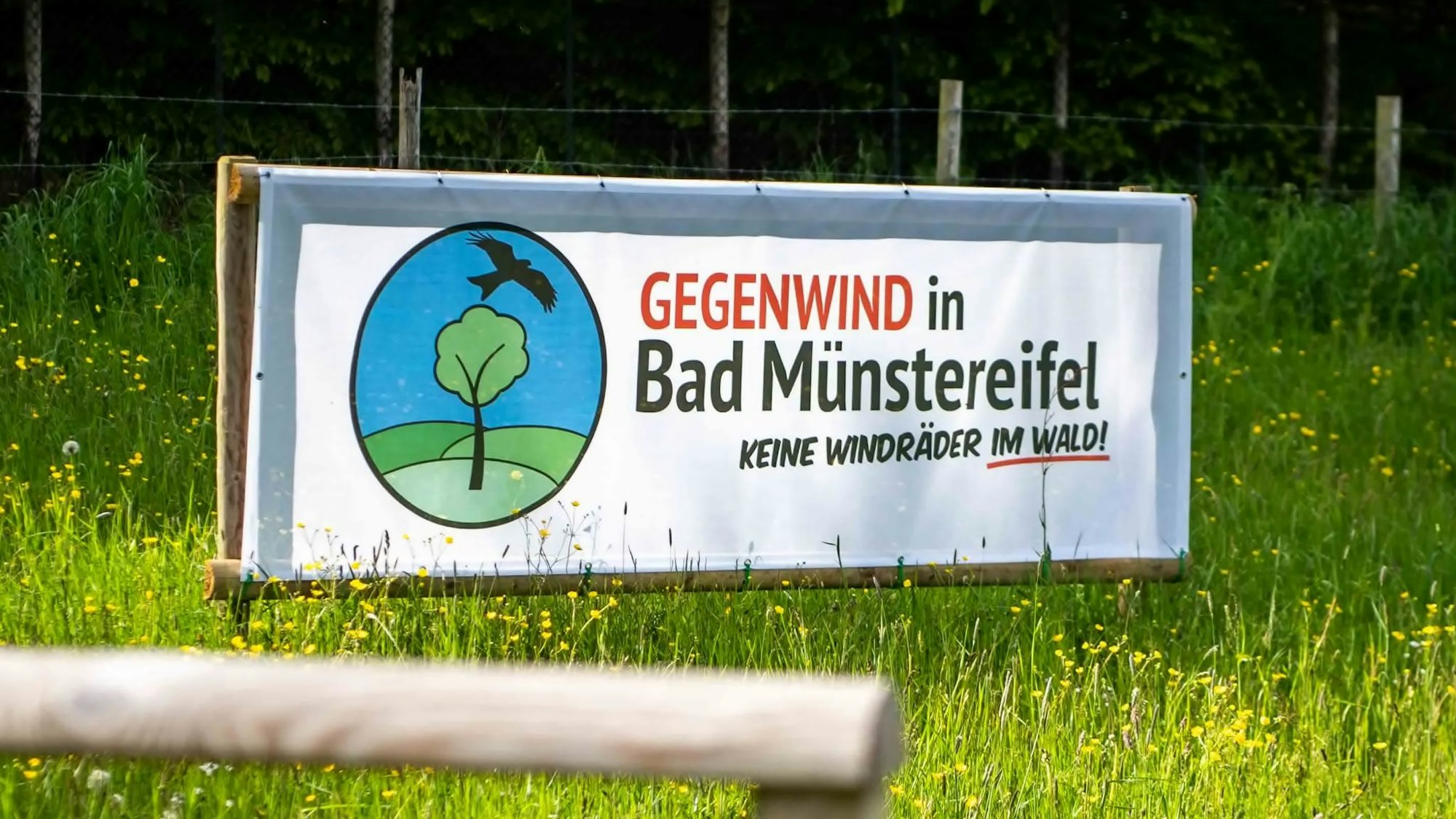 Das Bild zeigt ein Banner der Bürgerinitiative „Gegenwind in Bad Münstereifel“.