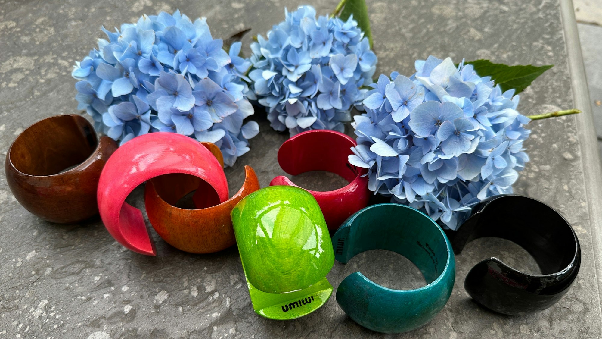 Blick auf Umiwi-Armreife.