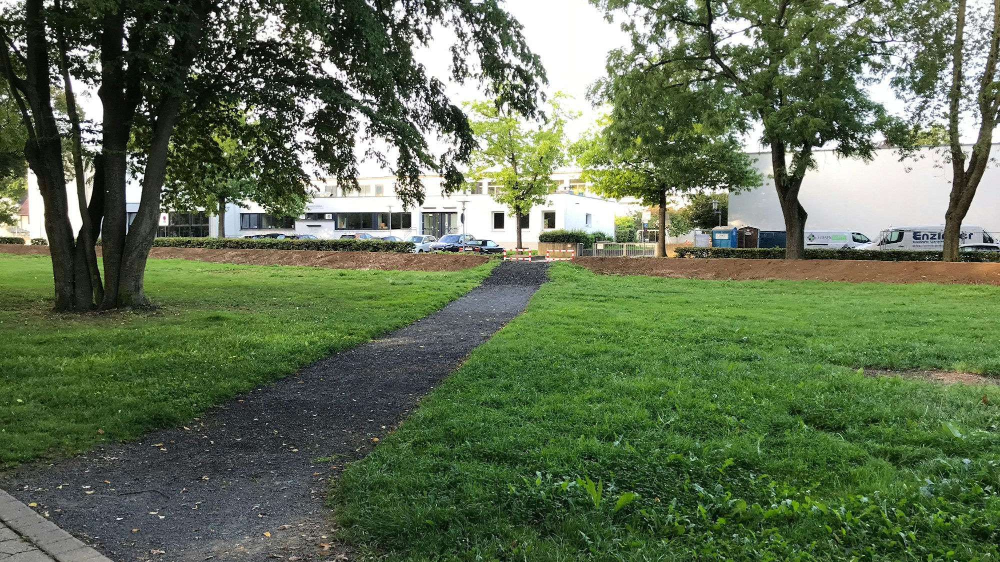 Situation der Schulwegsicherheit an der KGS Meckenheim: Über einen Schotterweg gelangen die Schüler bis vor die Schützenstraße.