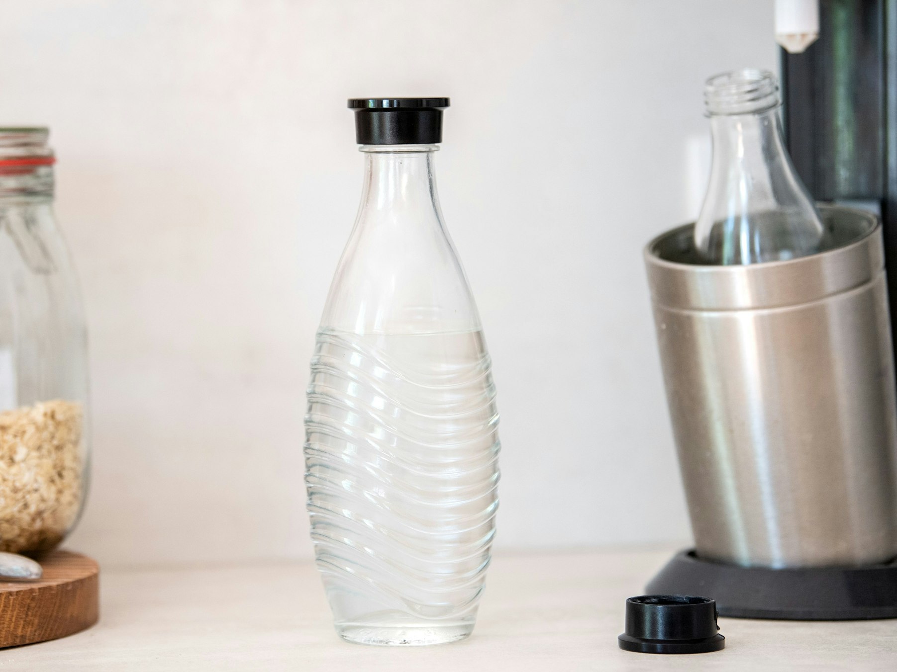 Mit einem Sodastreamer kann man zu Hause Kohlensäure ins Wasser pumpen.