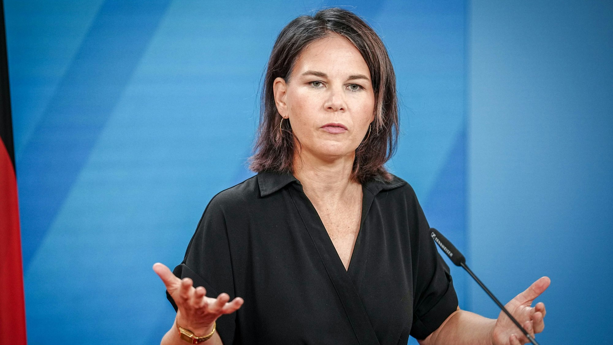 24.08.2023, Berlin: Annalena Baerbock (Bündnis 90/Die Grünen), Außenministerin, gibt nach einem Treffen mit dem kirgisischen Außenminister Kulubajew eine Pressekonferenz. Foto: Kay Nietfeld/dpa +++ dpa-Bildfunk +++