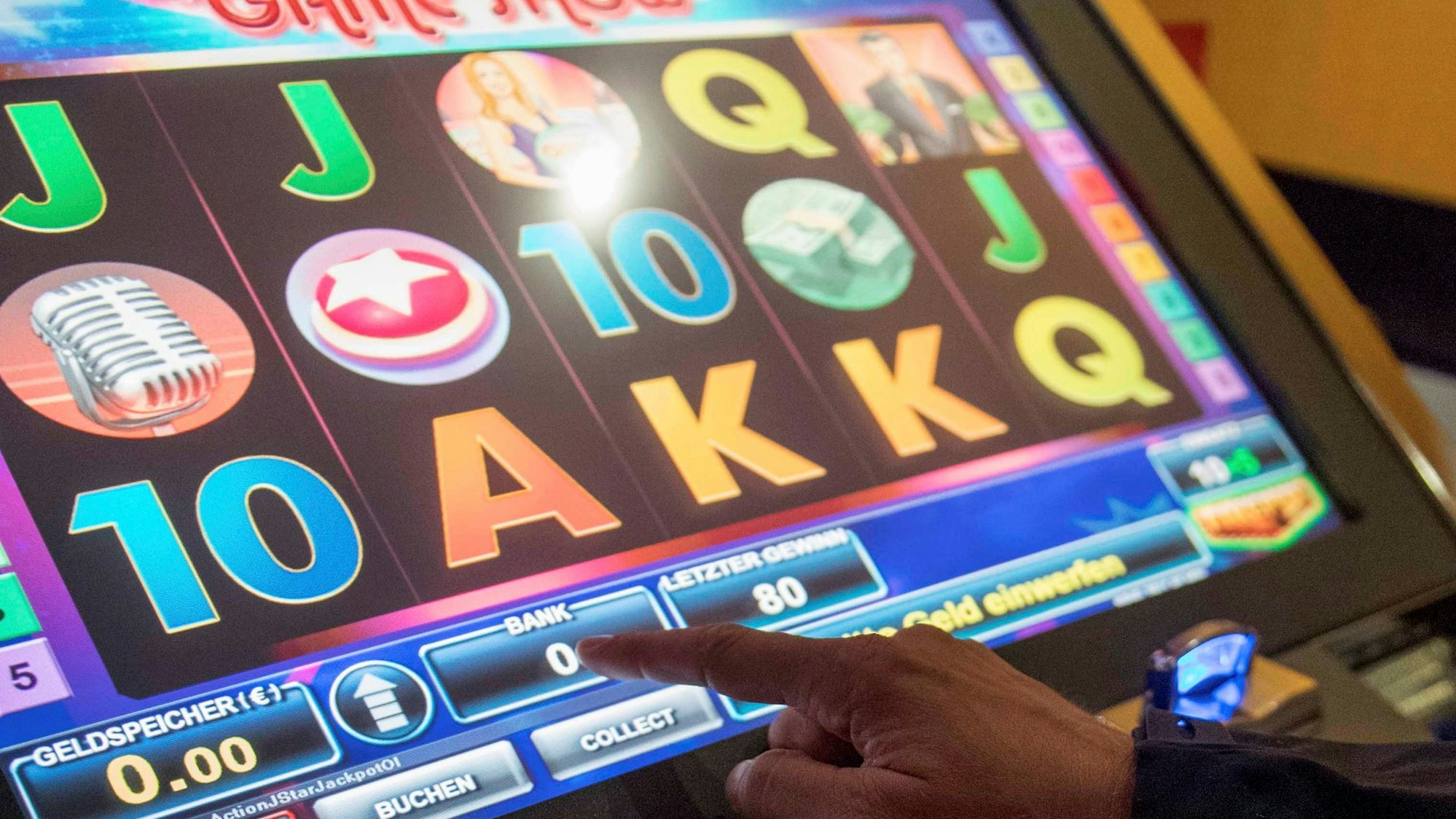 Das Symbolbild zeigt einen Geldspielautomaten in einer Spielhalle.