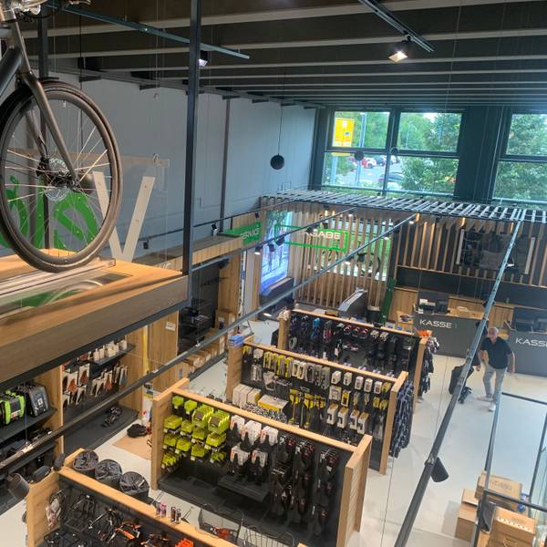 Blick auf die Verkaufsfläche: Fahräder stehen nebeneinander, Ersatzteile hängen in den Regalen. Das Veloland in Sankt Augustin kurz vor dem Pre-Opening: