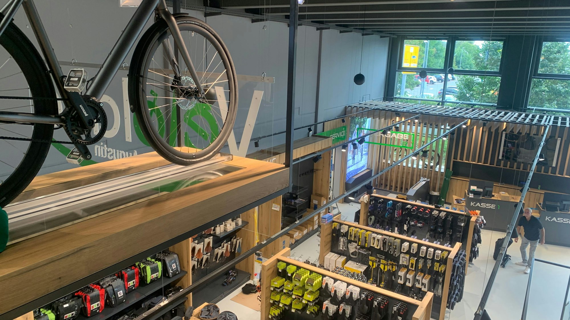 Blick auf die Verkaufsfläche: Fahräder stehen nebeneinander, Ersatzteile hängen in den Regalen. Das Veloland in Sankt Augustin kurz vor dem Pre-Opening: