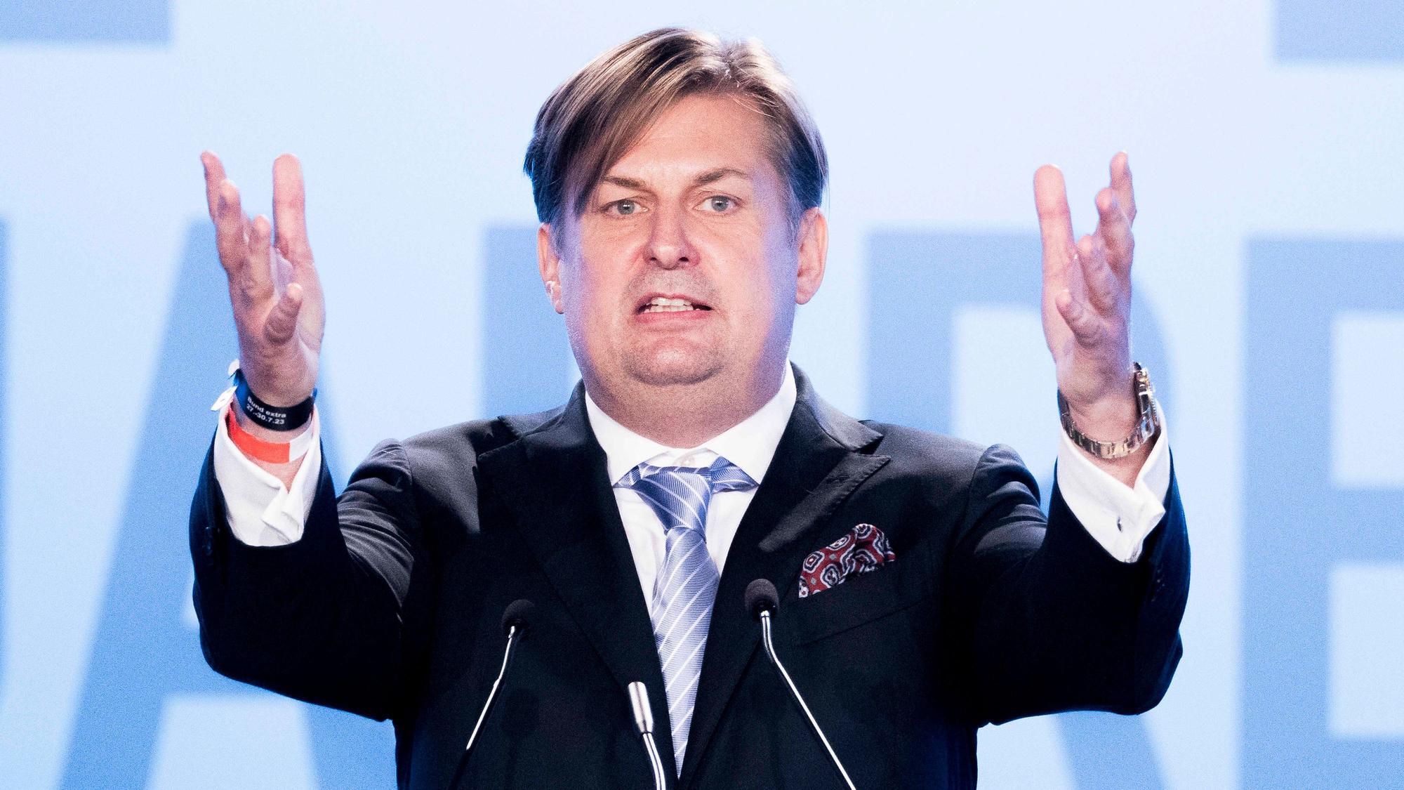 Maximilian Krah spricht bei seiner Vorstellungsrede als AfD-Spitzenkandidat für die Europawahl bei der AfD-Europawahlversammlung in der Messe Magdeburg.