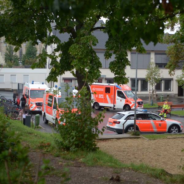 Das Bild zeigt zahlreiche Rettungswagen und Rettungskräfte auf dem Schulhof der Gesamtschule in Euskirchen.