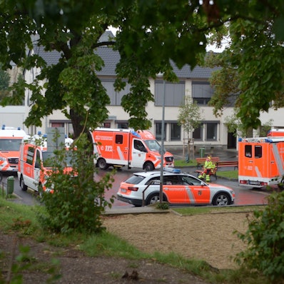 Das Bild zeigt zahlreiche Rettungswagen und Rettungskräfte auf dem Schulhof der Gesamtschule in Euskirchen.